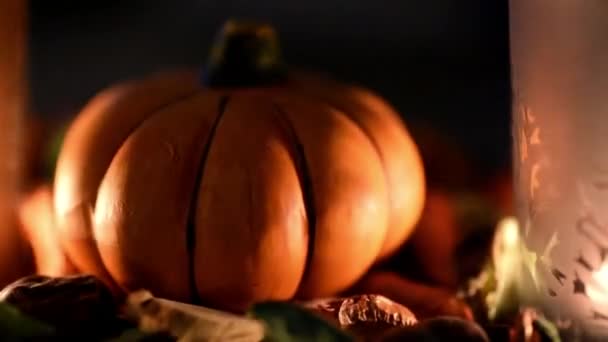 Decoración de calabaza de Halloween con una vela encendida — Vídeo de stock