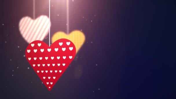Papel valentine corazones cayendo colgando en la cadena de fondo azul — Vídeo de stock