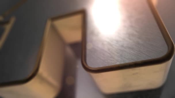 Icône en métal brillant de la maison en animation 3D transparente avec profondeur de champ — Video