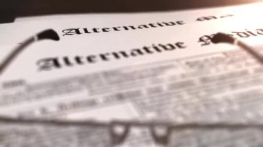 gazete ile bir tablo başlık alternatif medya ile gözlük