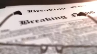gözlük ile bir tablo başlık haber gazetesi ile