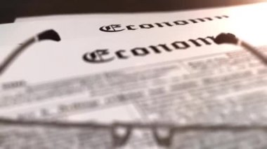 gözlük ile bir tablo başlık ekonomi gazete ile