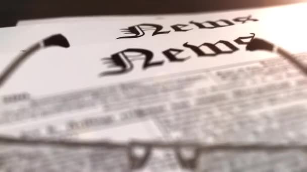 アニメーションにメガネで新聞を示す つの異なるカメラ アングル — ストック動画