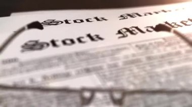 gazete ile bir tablo başlık borsa ile gözlük