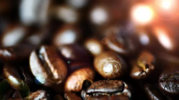 Los granos de café se cierran con luz bokeh caliente en el fondo — Vídeo de stock