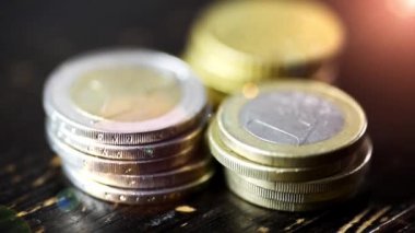 Euro sikke üzerinde ahşap tablo - mali güç kavramı, closeup dolly vurdu