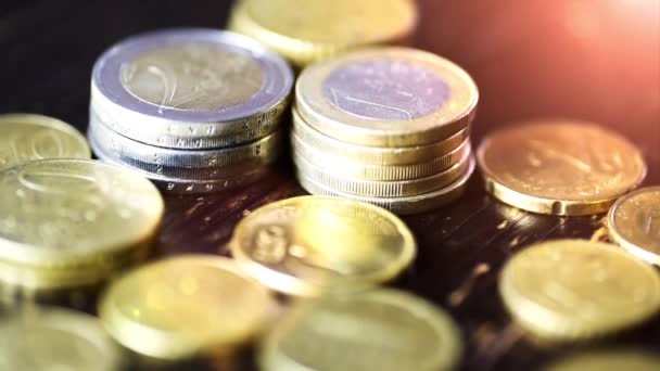 Монети євро на дерев'яний стіл - фінансова сила концепції, крупним планом Доллі постріл — стокове відео