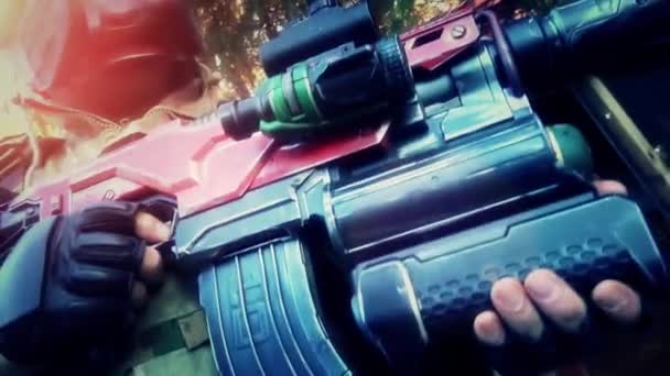 Zblízka ozbrojeného vojáka stojí a drží zbraň — Stock video
