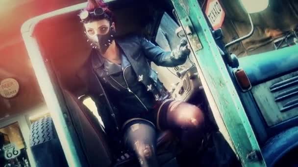 Tank girl assis une pose dans un vieux camion rouillé hors la loi — Video