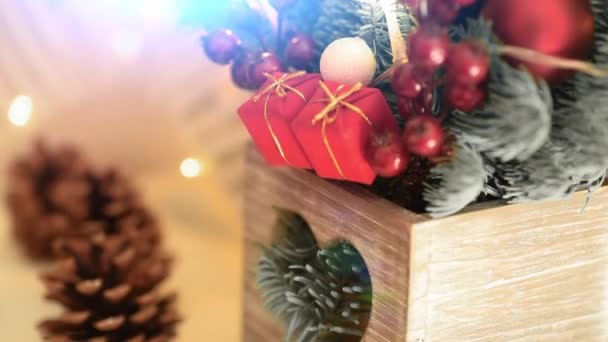 Decoração de Natal de perto. Lâmpada elétrica brilhar com elementos de Natal como decoração para férias close up rack foco macro — Vídeo de Stock