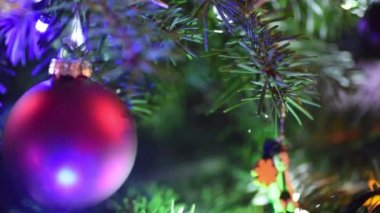 Noel dekorasyon kapatın. Raf odak makro yakın tatil için dekorasyon olarak Noel elemanları ile Elektrikli ampul Parlatıcı