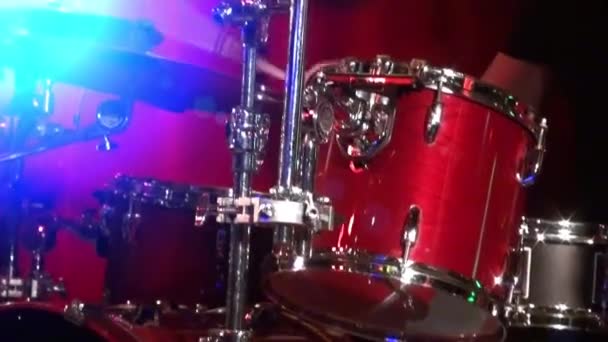 Барабанщик грає на барабанах крупним планом ударник — стокове відео