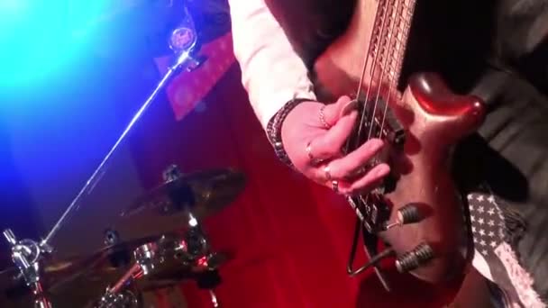 Μπάσο κιθάρα σε δράση ζωντανά σε μια συναυλία - εστίαση ράφι - εσωτερικη — Αρχείο Βίντεο