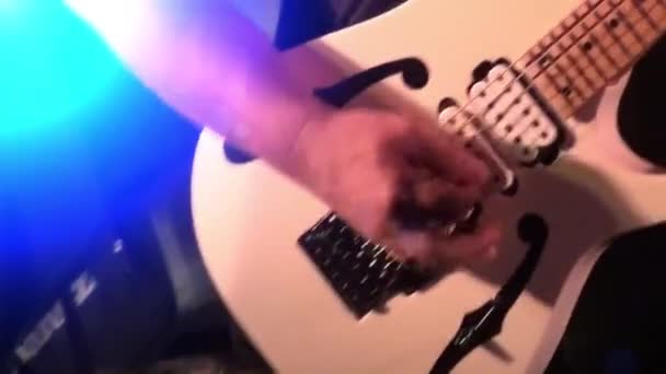 Gitarist op het podium tijdens een concert rockend publiek — Stockvideo
