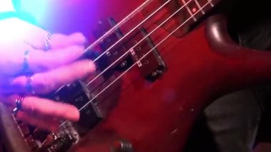 Canlı eylem bir konserde - bas gitar odak raf - yakın çekim