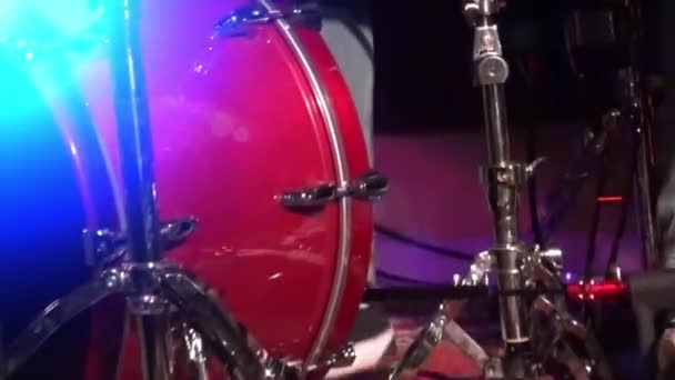 Baterista tocando bateria - Fechar-se de baterista — Vídeo de Stock