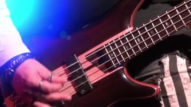 Бас-гитара в живом действии на концерте - фокус стойки - крупный план — стоковое видео