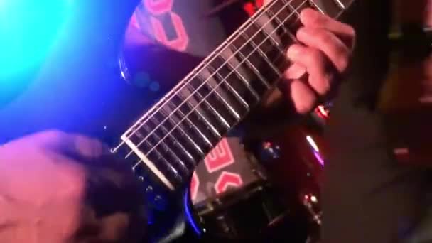 Guitarrista en el escenario en un concierto balanceando a la audiencia — Vídeo de stock