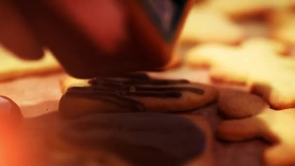 Hornear galletas de Navidad - panadería de Navidad - celebración de invierno festivo — Vídeos de Stock