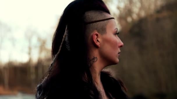 Close-up van gezicht beautyful Viking vrouw — Stockvideo