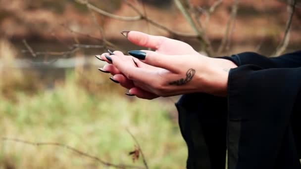 Женщина-викинг вызывает воображаемый объект руками — стоковое видео