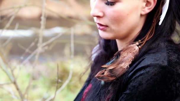 Viking woman conjures imaginary object with hands — Stock Video