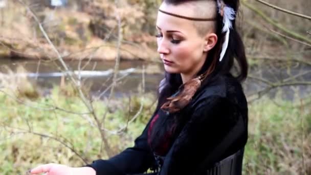 Mujer vikinga evoca objeto imaginario con las manos — Vídeos de Stock
