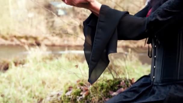 Viking woman conjures imaginary object with hands — Stock Video