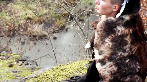 Mulher viking bonita sentada em uma rocha no outono paisagem natureza — Vídeo de Stock