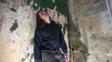 Orta yaşlı adamım ya da deli duran eski terk edilmiş bir evde köşesinde