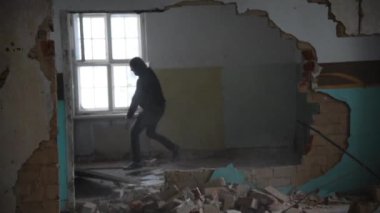 Terk edilmiş bir evde odada aracılığıyla Brett depresif ve öfkeli adam atar