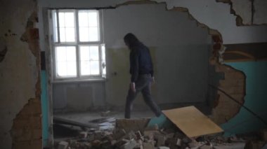 Terk edilmiş bir evde odada aracılığıyla Brett depresif ve öfkeli adam atar