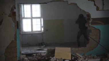 Terk edilmiş bir evde odada aracılığıyla Brett depresif ve öfkeli adam atar