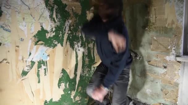 Depressziós és bolond ember a falnak egy elhagyott házban sztrájk — Stock videók