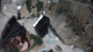 Depresyonda ve öfkeli adam kırık cam parçaları görünüyor