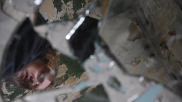 Homem deprimido e zangado olha em fragmentos de vidro quebrados — Vídeo de Stock
