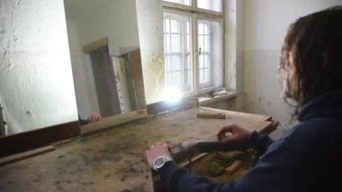 Depresyonda ve öfkeli adam yener onun yansıması - psikopat