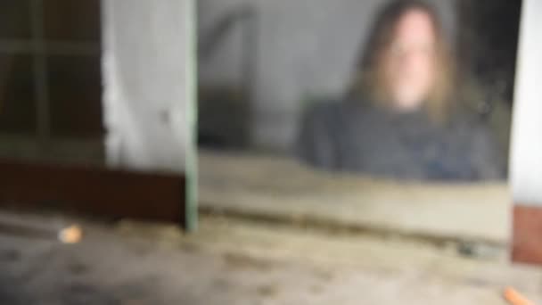 Depressief en boos man zit op zijn wazig reflectie — Stockvideo