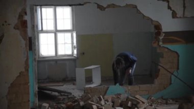 Depresyonda ve deli bir adam atar taş bir eski terk edilmiş evde - psikopat