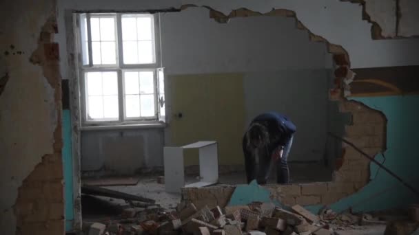 Deprimido Loco Arroja Piedras Una Vieja Casa Abandonada Psicópata — Vídeos de Stock