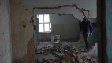 Depresyonda ve deli bir adam eski terk edilmiş evde stumbles