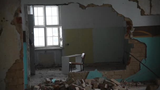 Depresyonda ve deli bir adam eski terk edilmiş bir evde bir oda ile bir sandalye atar — Stok video