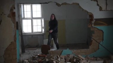 Depresyonda ve deli bir adam eski terk edilmiş bir evde bir oda ile bir sandalye atar
