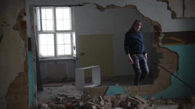Depresyonda ve deli bir adam eski terk edilmiş bir evde bir oda ile bir sandalye atar