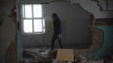 Depresyonda ve deli bir adam eski terk edilmiş bir evde bir oda ile bir sandalye atar