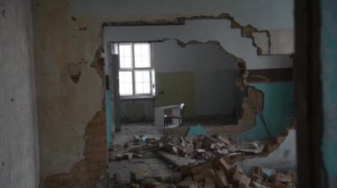 Eski terk edilmiş bir evde bir oda ile bir kapı depresif ve deli bir adam atar