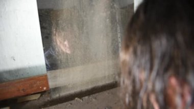 Depresyonda ve öfkeli adam önünde onun yansıması bir eski terk edilmiş evde oturuyor