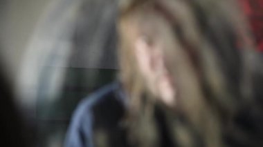 Depresyonda ve öfkeli adam önünde onun yansıması bir eski terk edilmiş evde oturuyor