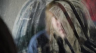 Depresyonda ve öfkeli adam önünde onun yansıması bir eski terk edilmiş evde oturuyor