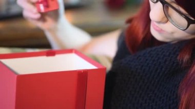 Sevgililer hediye. Genç kız kırmızı hediye kutusu açma